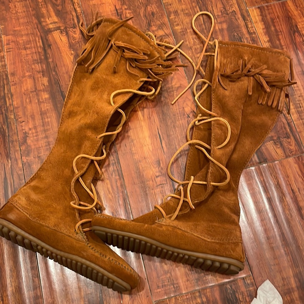 Cute Minnetonka boots size 5